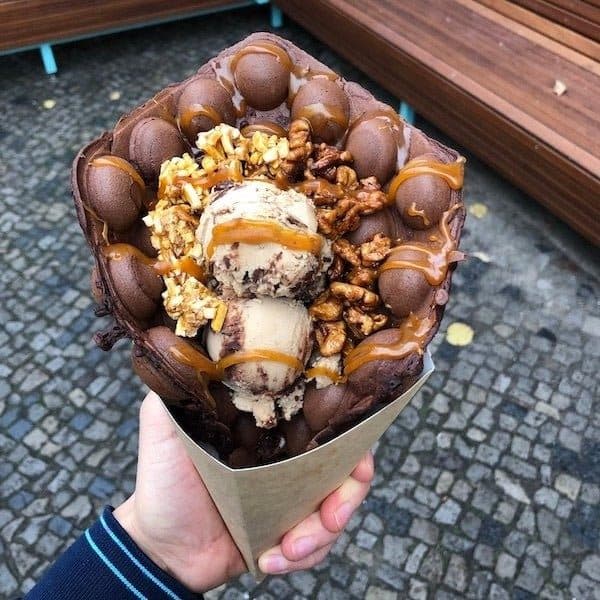 Nuts Bubble Waffle mit Nusseis und Karamell