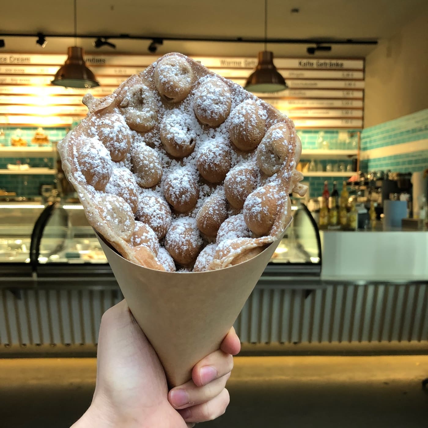 Bubble Waffle mit Puderzucker