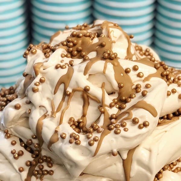 Goldeis 24 Karat mit Karamellsauce und echtem Blattgold