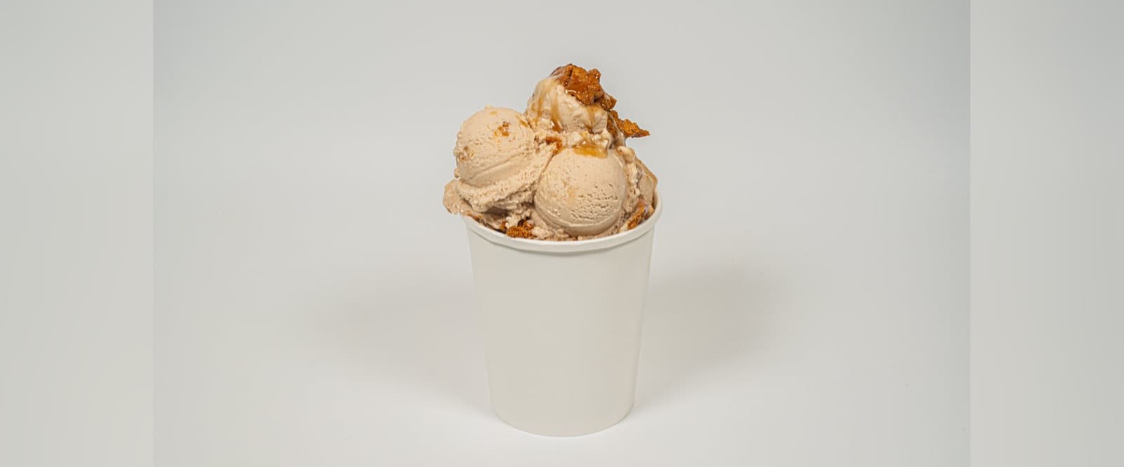 Biscoff Caramel Eis von Katchi mit Lotus-Keksen