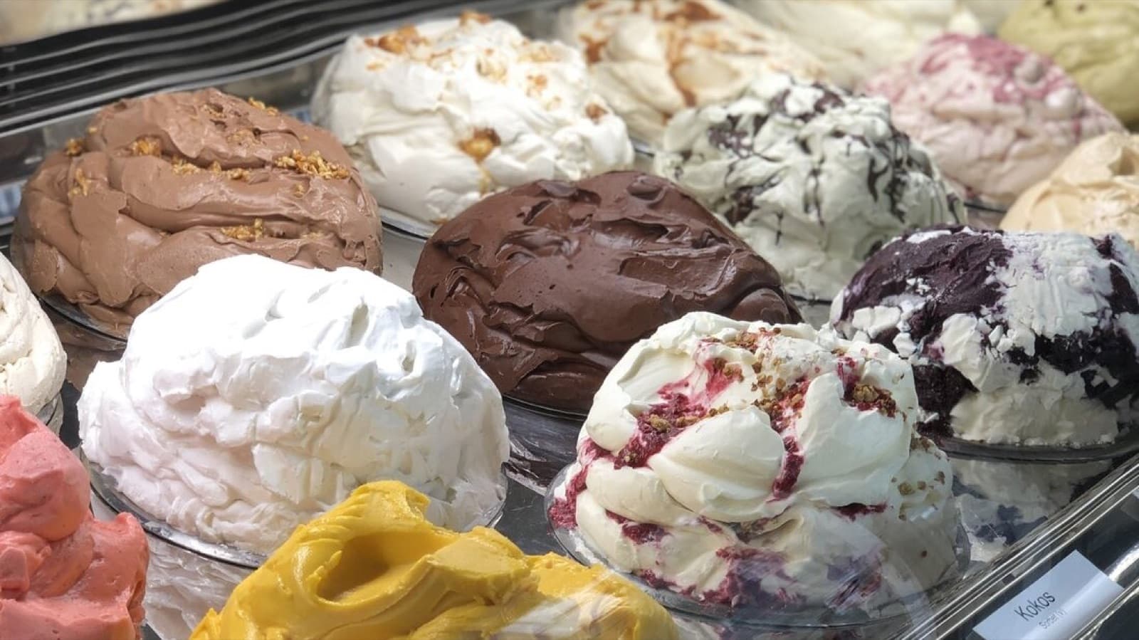 Eisvitrine von Katchi Ice Cream mit vielen Eissorten