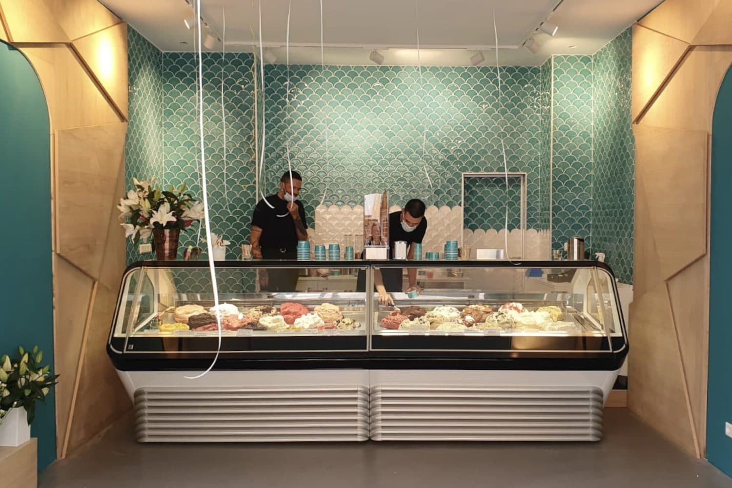 Eisvitrine bei Katchi am Hackeschen Markt mit türkisen Fliesen