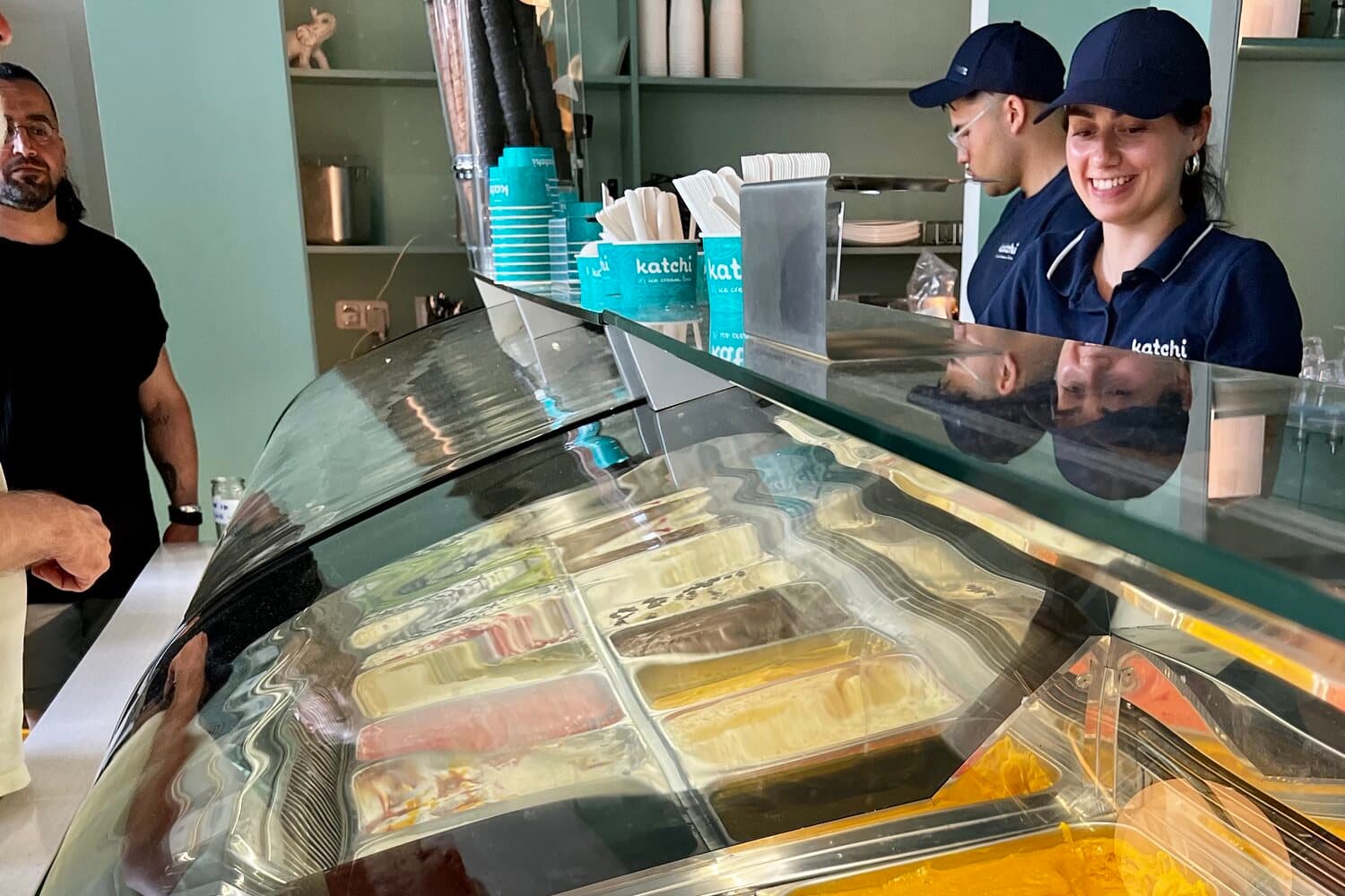 Das Katchi-Team hinter der Eisvitrine am Ku'damm 27
