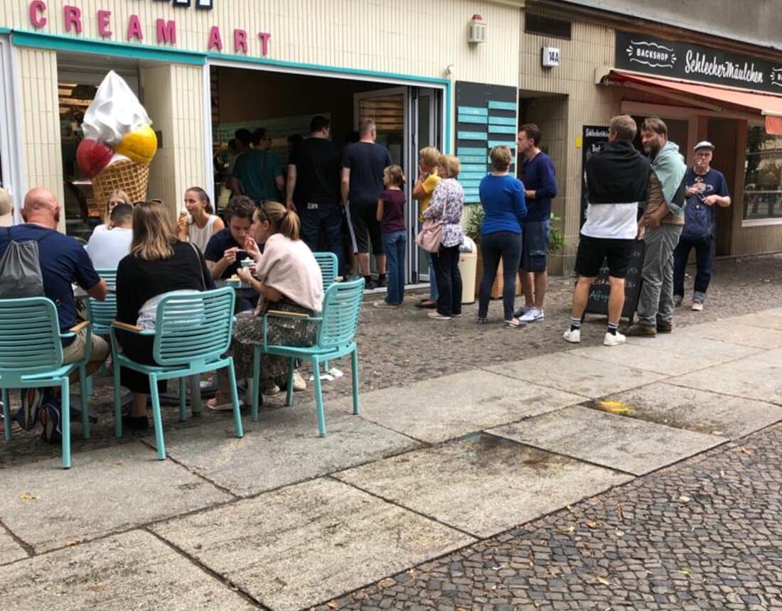 Gäste vor dem früheren Katchi-Laden in der Grolmanstraße
