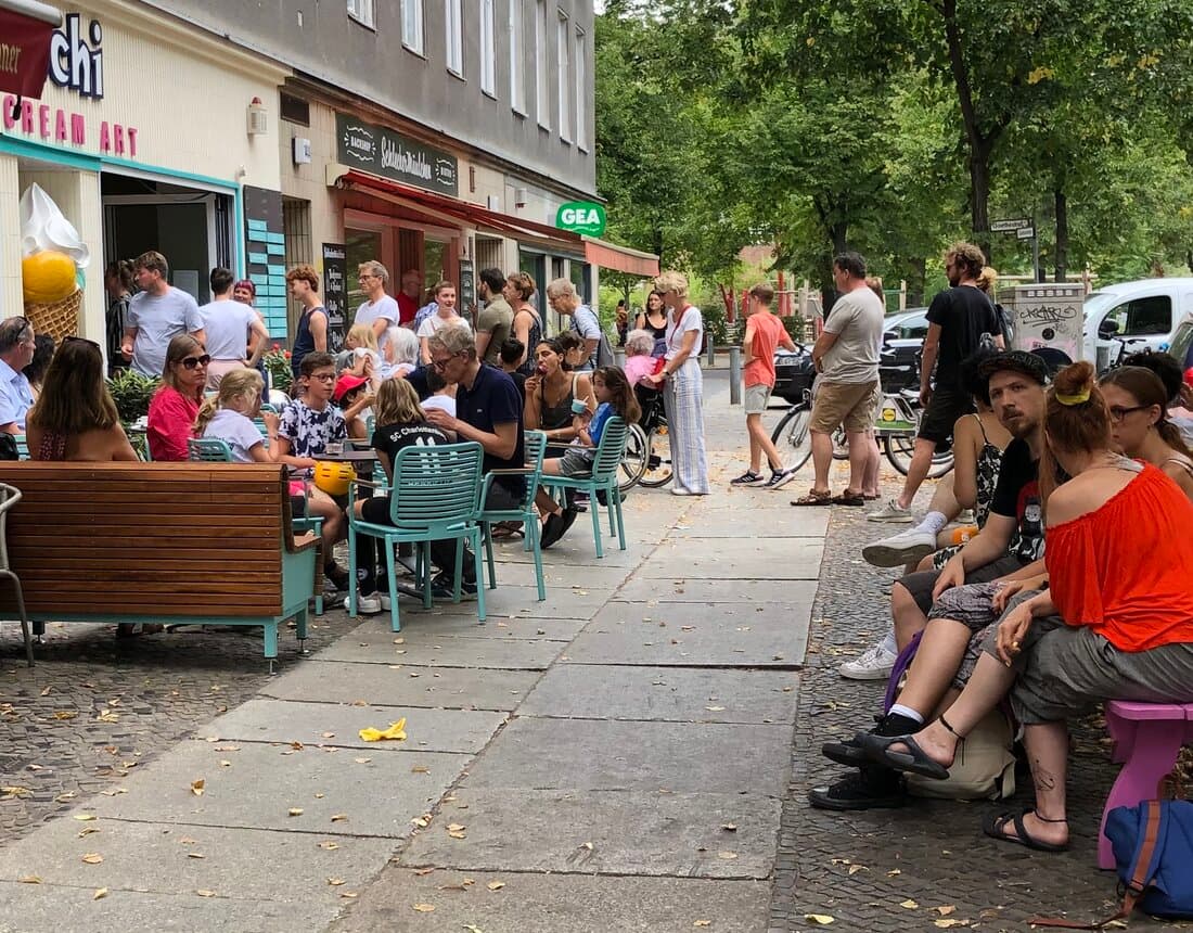 Der frühere Katchi-Laden in der Grolmanstraße am Savignyplatz mit Gästen davor