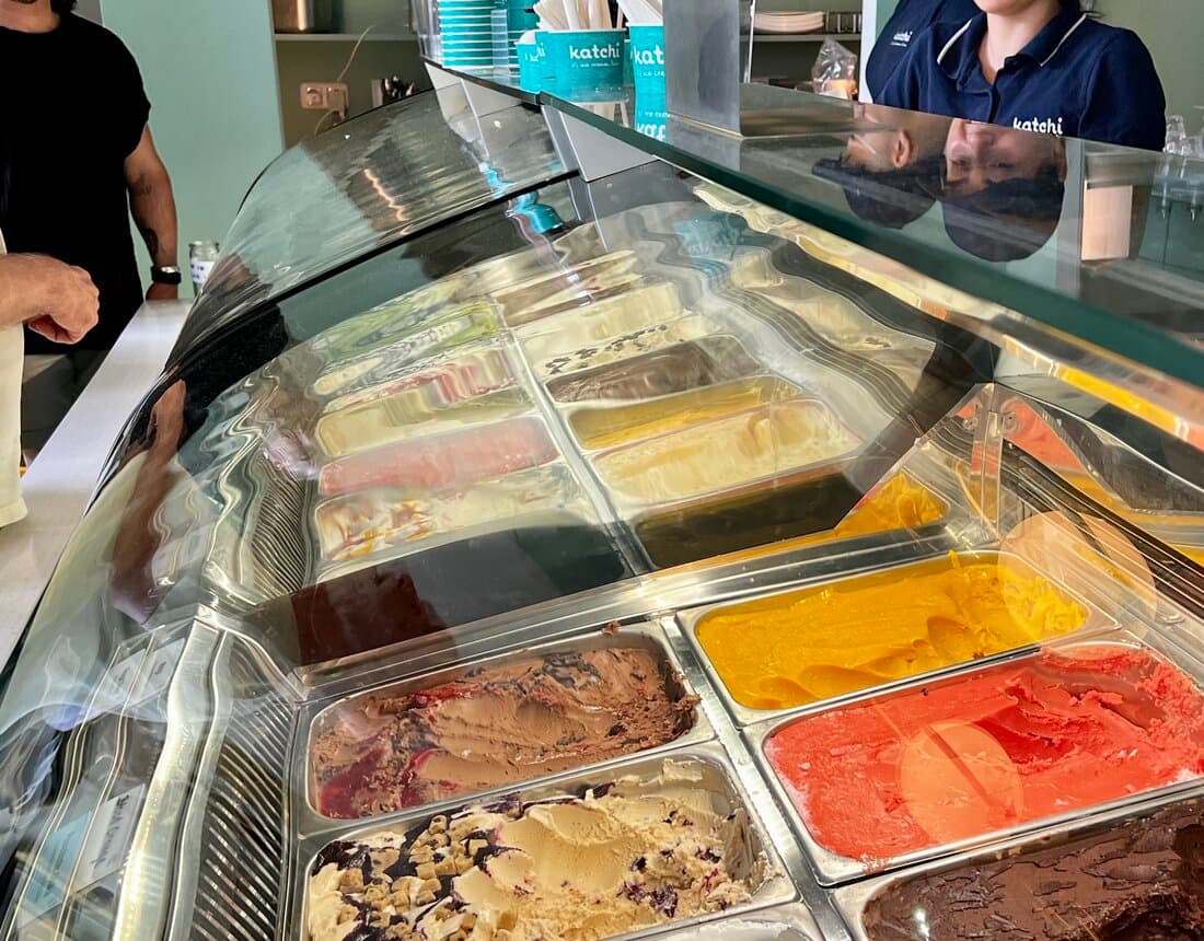 Eisvitrine bei Katchi am Ku'damm 27
