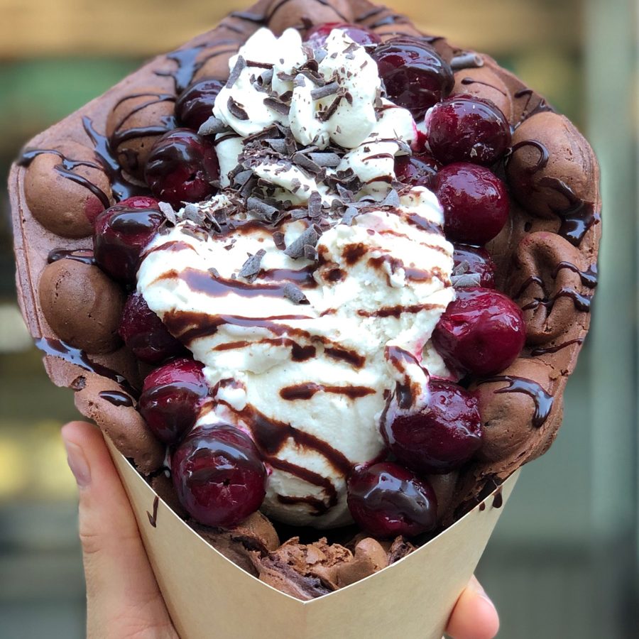 Black Forest Bubble Waffle mit Kirschen, Sahne und Schokoraspeln
