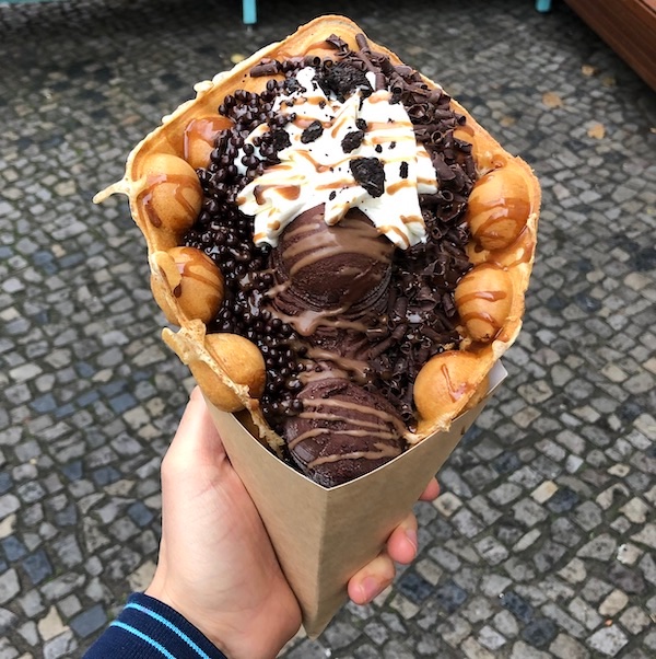 Bubble Waffle mit Schokoladeneis, Cookie-Stücken und Schokosauce