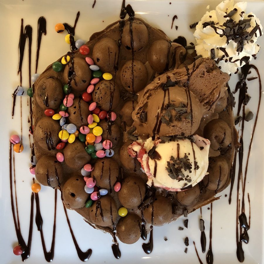 Bubble Waffle mit Schokoladeneis, Schokosauce und bunten Schokolinsen