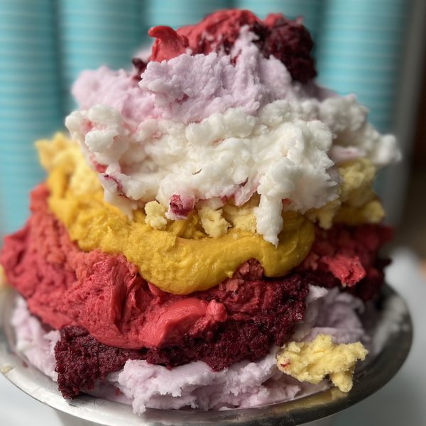 Berlin: bunte Rainbow-Eissorte von Katchi mit Schichten in Pink, Gelb, Lila und Weiß