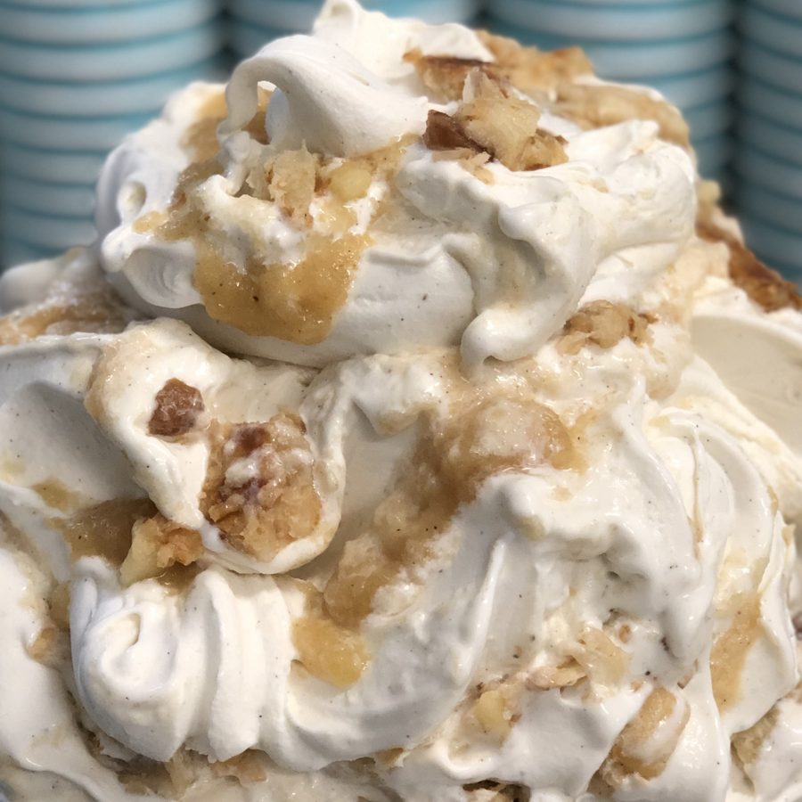 Bratapfel-Eis von Katchi mit karamellisierten Äpfeln und Kuchenstreuseln