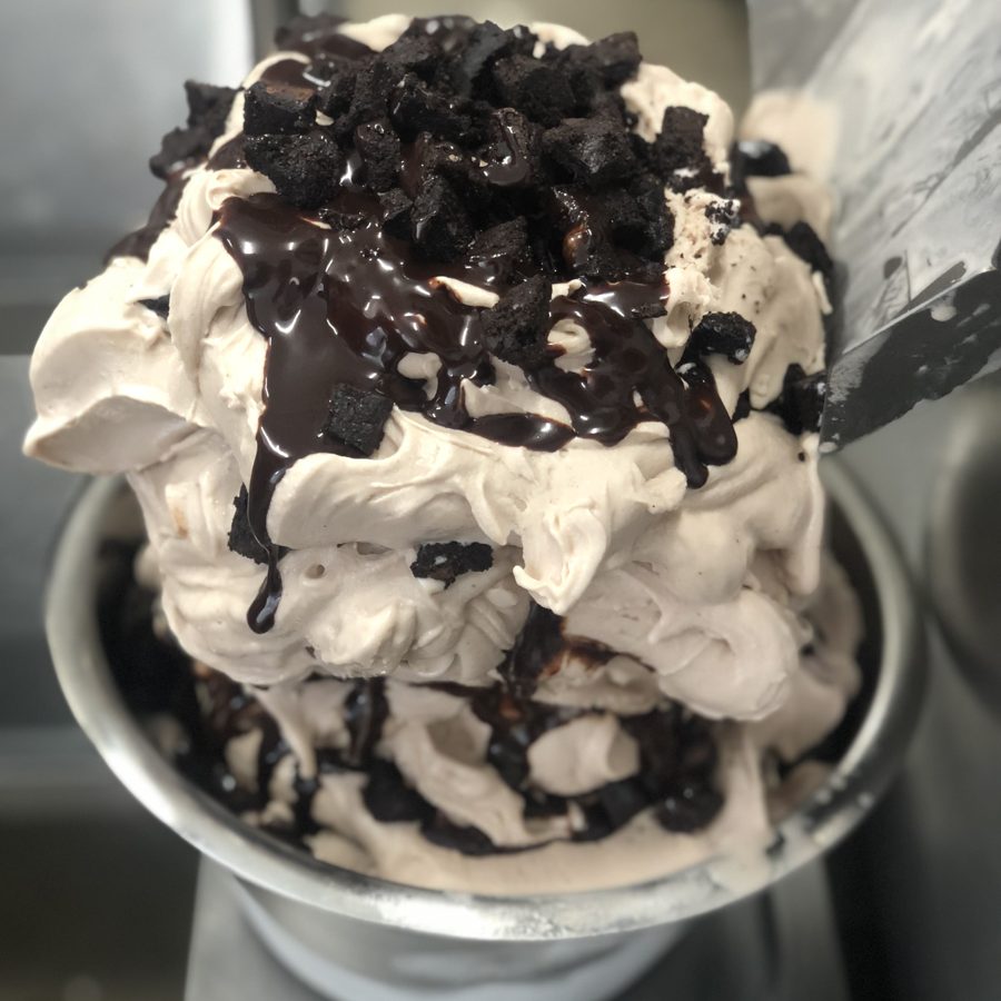 Cookie Choc Fudge: helles Eis mit dunkler Schokoladen-Fudge-Sauce und Cookie-Stücken
