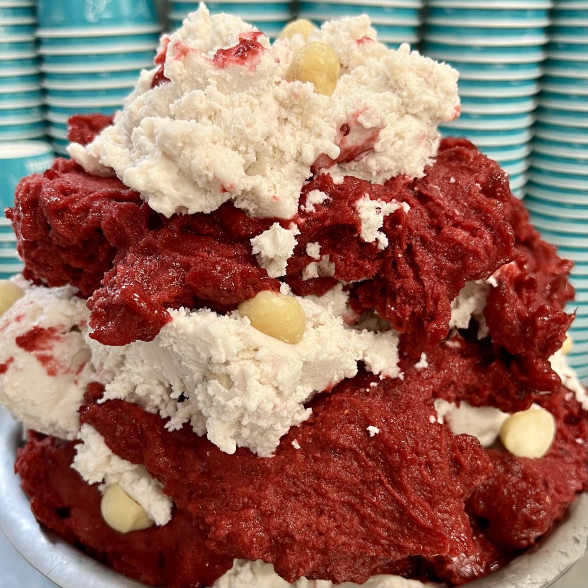 Macadamia Cherry: helles Eis mit ganzen Macadamianüssen und roter Kirsche