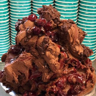 Nougateis mit Kirschen und Crunchies bei Katchi Ice Cream