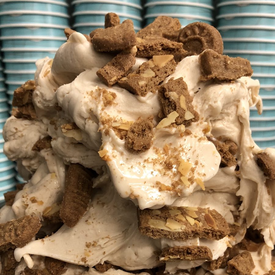Spekulatius-Eis von Katchi mit großen Stücken Spekulatius-Keks