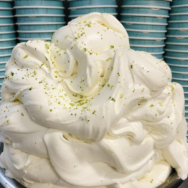Weißes Schokoladeneis mit Limette bei Katchi Ice Cream